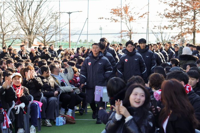 '간담회+장기자랑+수육+커피차' 남달랐던 부산아이파크의 '팬과 함께 출정…
