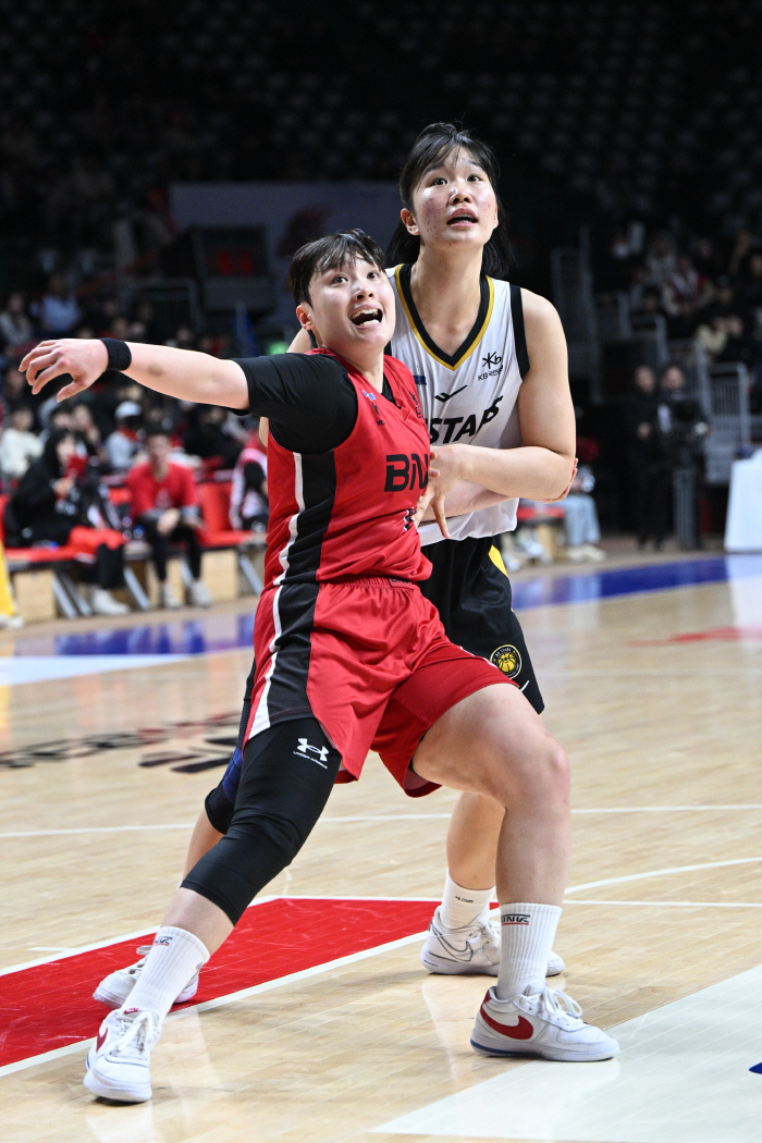 '모에, 연장 가는 3점슛' KB스타즈 4위 PO 희망, 연장 접전 끝 …