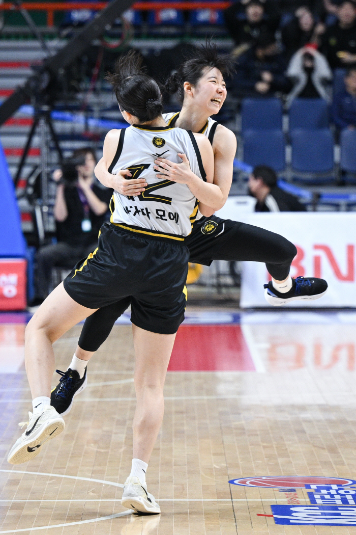 '모에, 연장 가는 3점슛' KB스타즈 4위 PO 희망, 연장 접전 끝 …