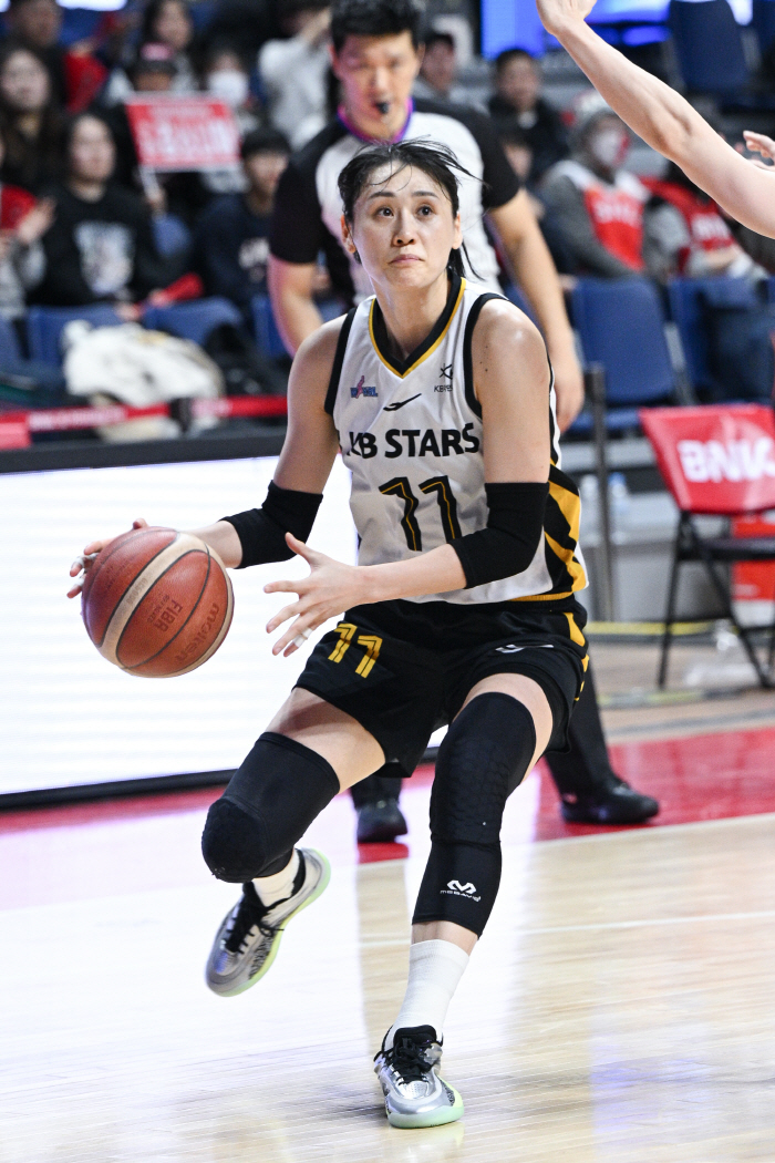 '모에, 연장 가는 3점슛' KB스타즈 4위 PO 희망, 연장 접전 끝 …