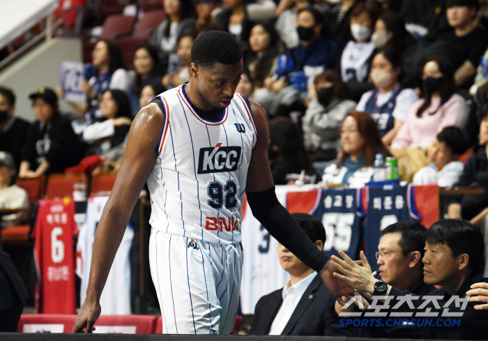 '황당 실책에 분노 폭발' KCC 유니폼 입고 안양 찾은 라렌…충격 6연패 씁쓸한 퇴장 [안양 현장]
