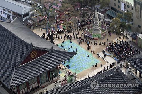 (서울=연합뉴스) 윤동진 기자 = 동지인 21일 서울 종로구 조계사에서 팥죽 공양을 위해 불자들이 긴 줄을 서 차례를 기다리고 있다. 2016.12.21 mon@yna.co.kr