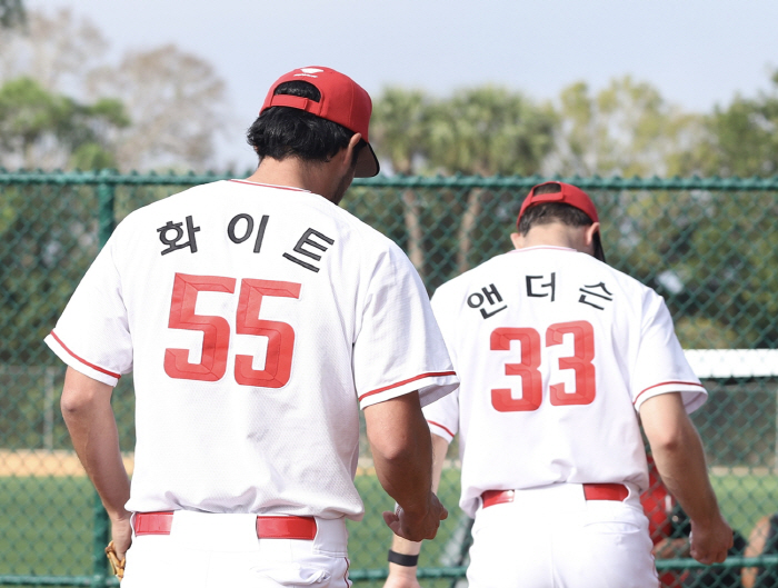 '계약 하자마자 공인구 신속 배달' 잔혹사 근절 소망, 157km 듀오에…