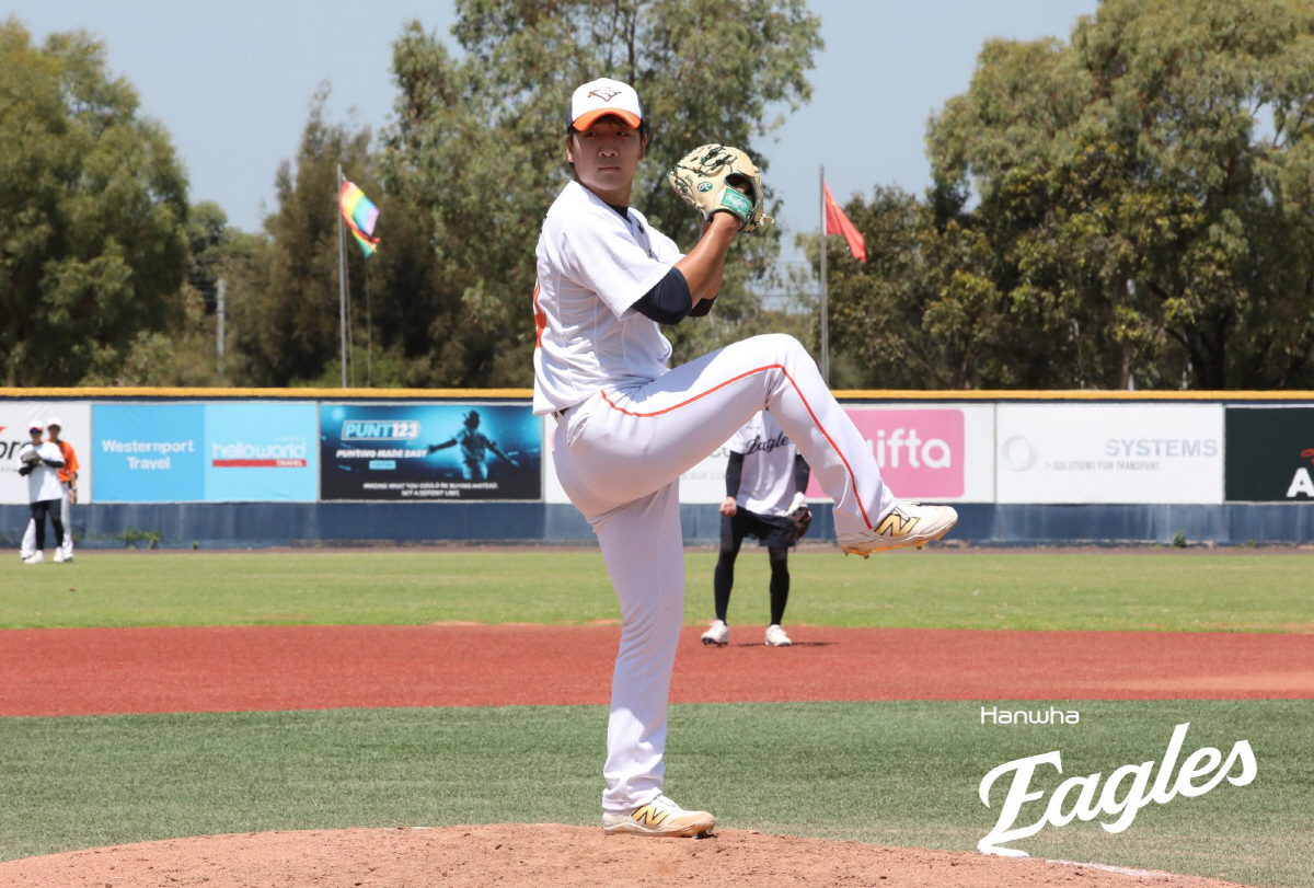 역대급 제구 극찬→1군 캠프 합류 '신인 기대주'…라이브 피칭 후 개인 …