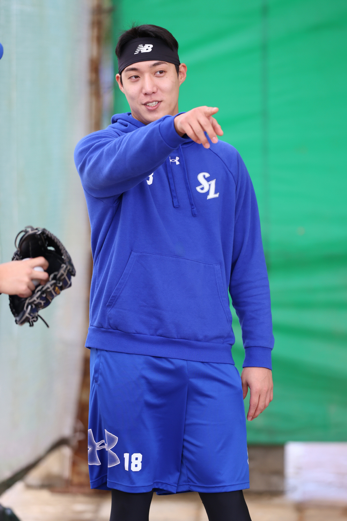 "수류탄으로 체크"  눈물의 KS 1차전→관절와순 부상...다승왕의 재도…