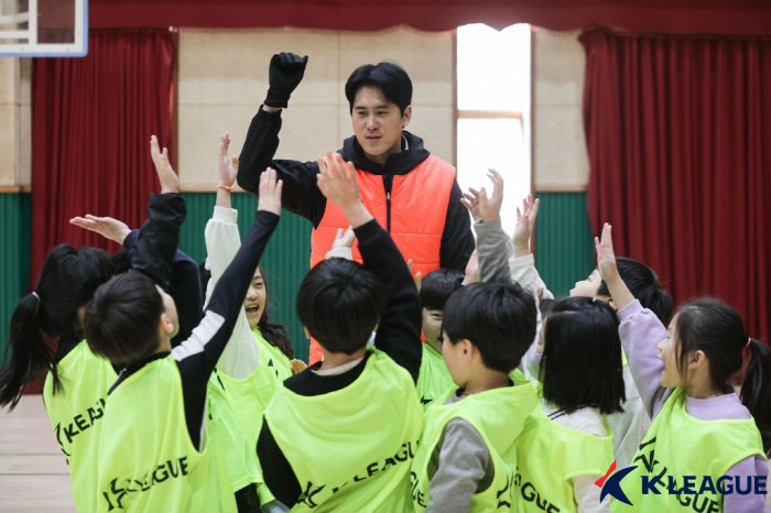 가르치는 은퇴 선수도, 배우는 학생들도 모두 즐거운 'K리그 퓨쳐스 어린이 축구교실'