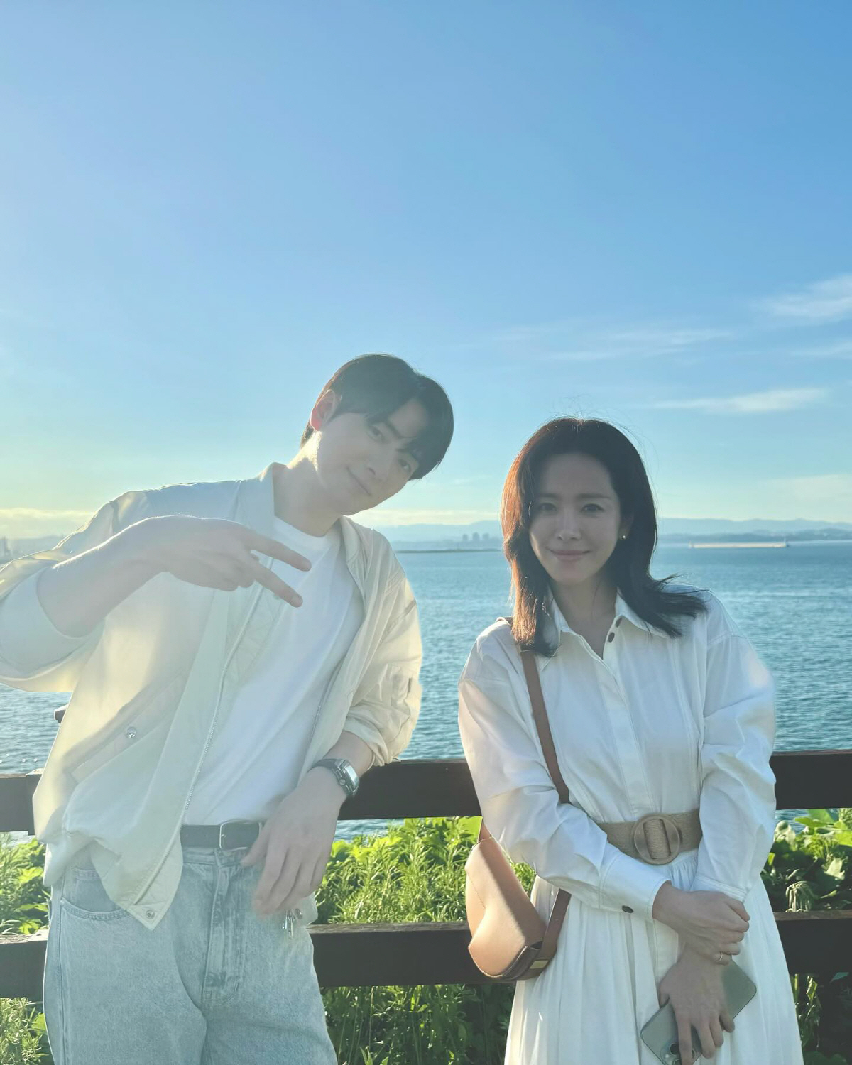 [SCin스타] '나완비' 이준혁, '♥한지민'과 다정한 촬영 비하인드샷…