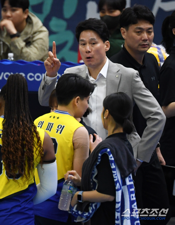"어쩔 수 없죠"…'이럴수가' 1위 싸움 분수령에 줄부상, 양효진과 亞 …