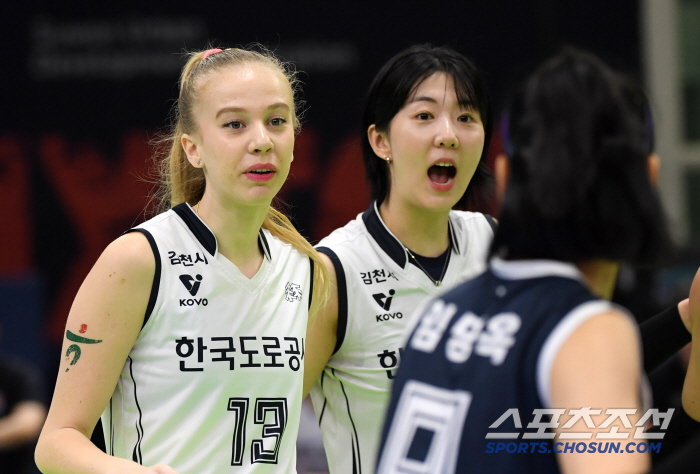 '드디어 이겼다' 도로공사 고춧가루 제대로, 현대건설 1위 싸움 멀어졌다[수원 리뷰]