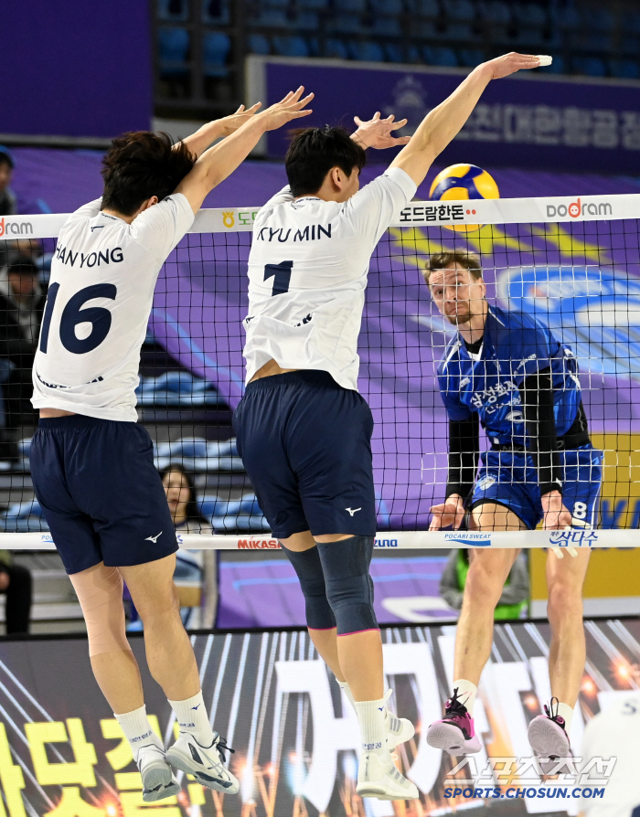 블로킹 5-20 열세 뒤집었다! '김정호 폭발' 삼성화재, 대한항공 잡고…