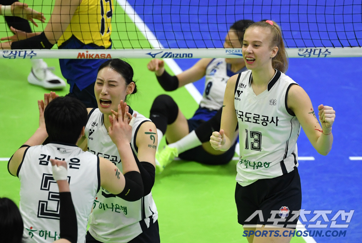 '얼마나 간절했으면' 4전5기 끝 현대건설 잡은 강소휘...표정은 울기 …