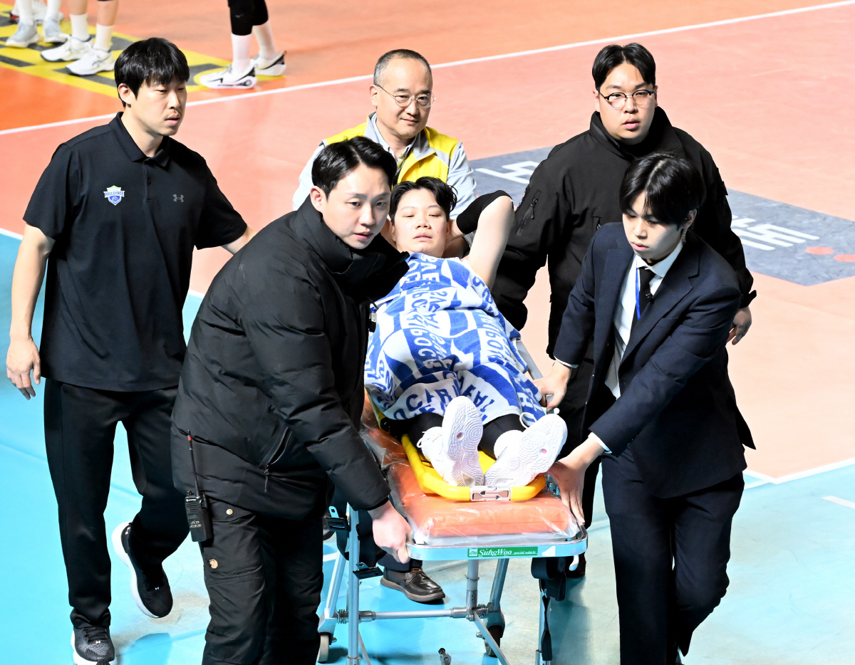 타도 흥국생명? 정관장에 쫓기는 신세…'위파위 시즌아웃' 현대건설, 최대…