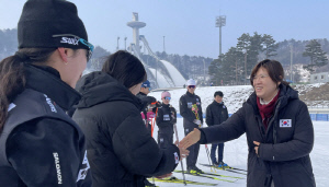 '산악스키 부상 귀국'김하나 위로한 '선배'장미란 차관의 진심,12일 설상 경기장 찾는다[하얼빈AG]