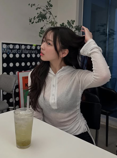 이수민, 속옷 다 비치는 시스룩..성인되더니 파격 노출