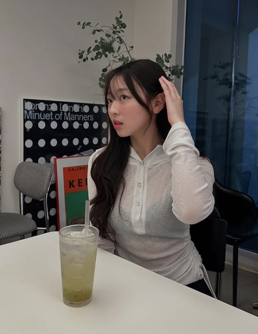 이수민, 속옷 다 비치는 시스룩..성인되더니 파격 노출