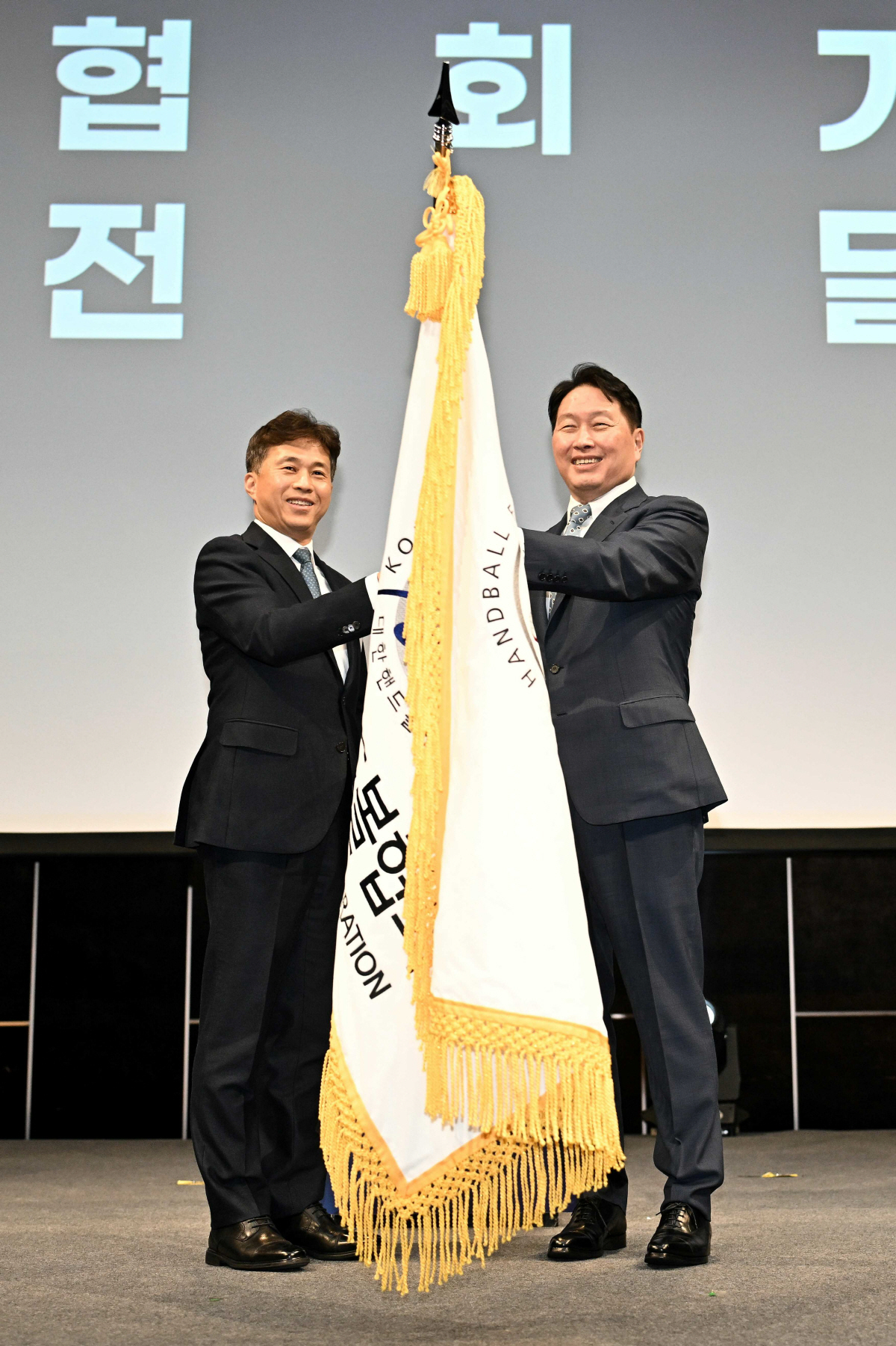 "한국 핸드볼 새 도약" 최태원 대한핸드볼협회장↔곽노정 신임 협회장 이취…
