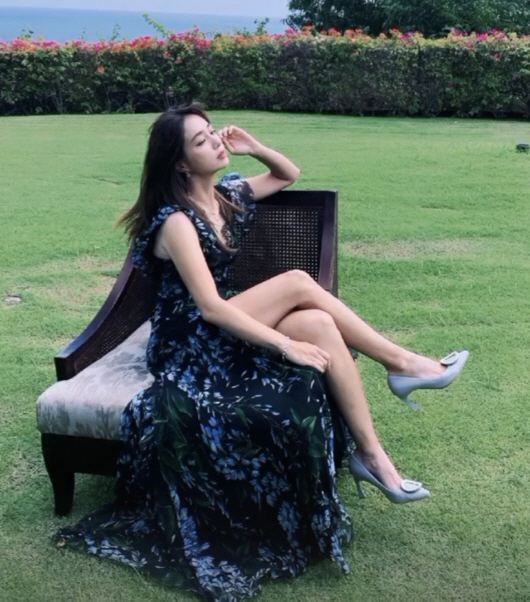 [SCin스타] 이민정, ♥이병헌 '아 안돼!' 부르는 과감 아찔 드레스…
