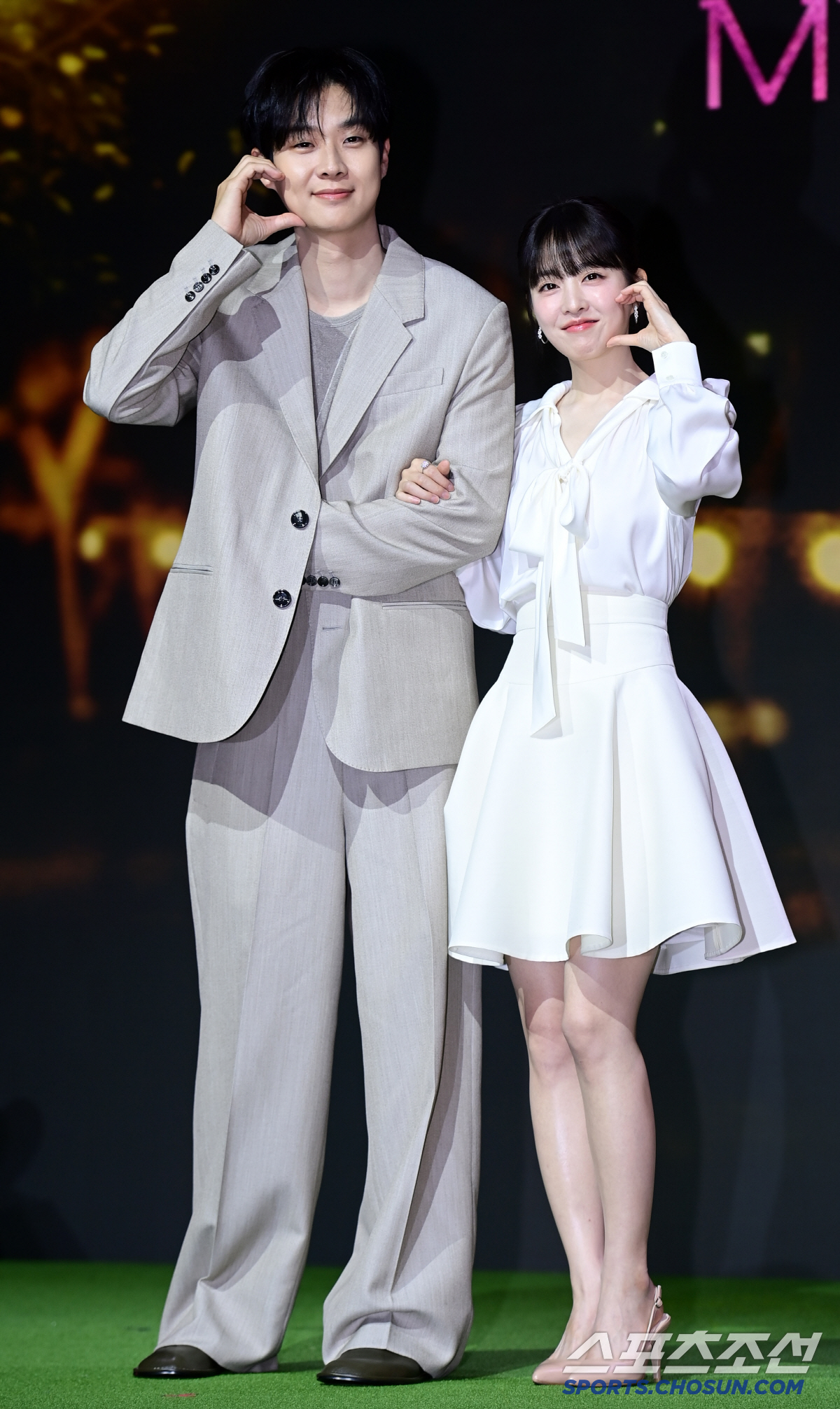 [포토] 최우식-박보영, 깜찍 볼 하트