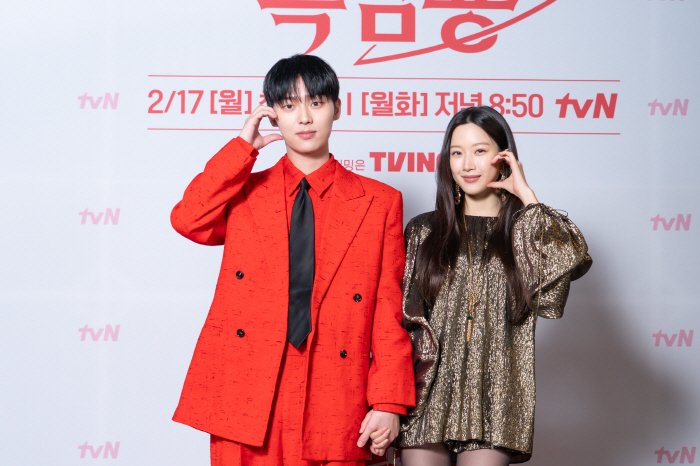 '그놈은 흑염룡' 최현욱X문가영, 6살 나이 차 뛰어넘은 찰떡 케미… “…