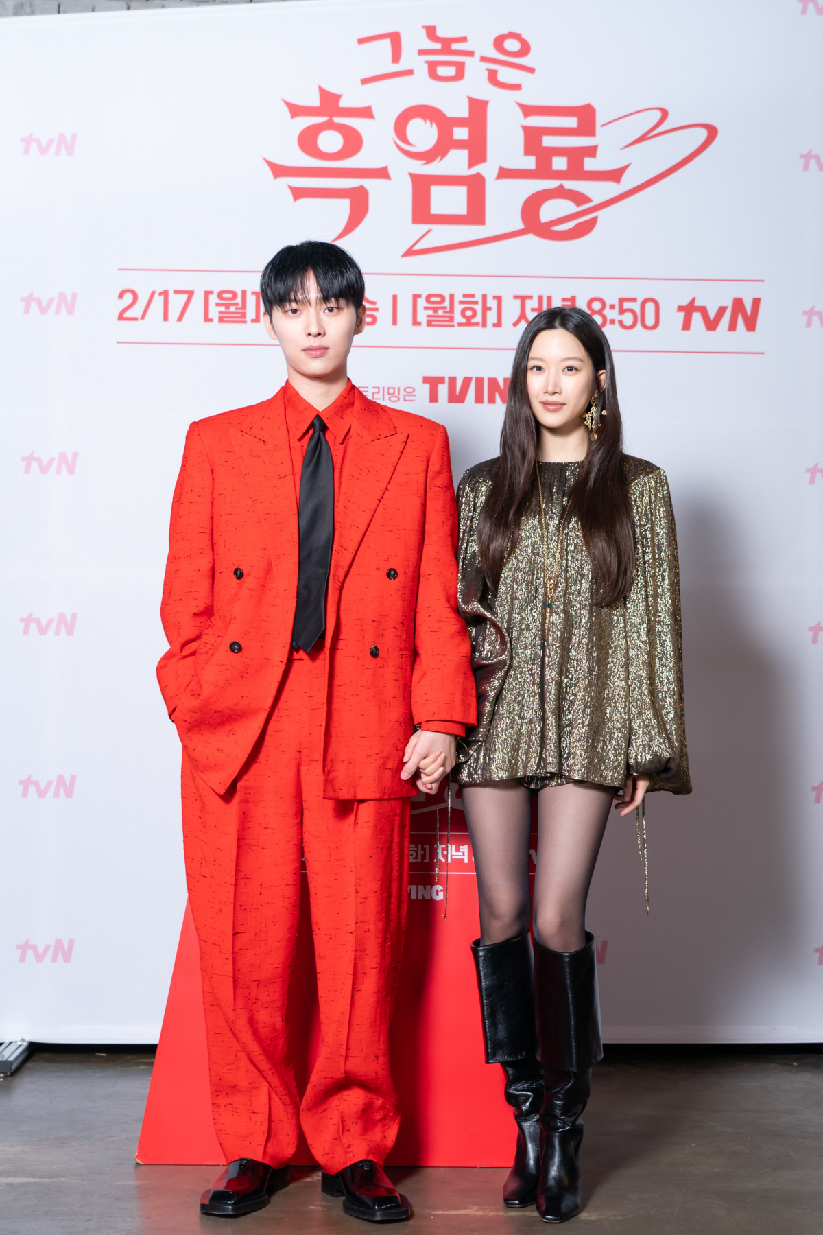 '그놈은 흑염룡' 최현욱X문가영, 6살 나이 차 뛰어넘은 찰떡 케미… “…