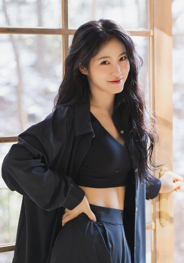 [SCin스타] “이렇게 핫했어?” 신예은, 복근+눈웃음으로 팬심 저격