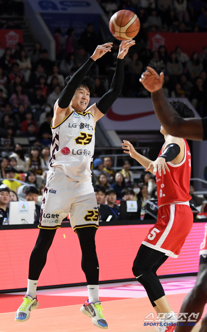 '마침내 복수했다' LG,SK 7연승 막고 3연승 달렸다…77-68승리,…