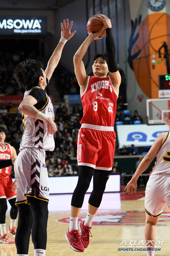 '마침내 복수했다' LG,SK 7연승 막고 3연승 달렸다…77-68승리,…