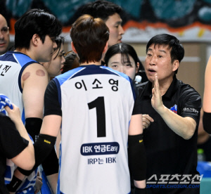 '점점 더 멀어지는 봄 배구' 김호철 감독 