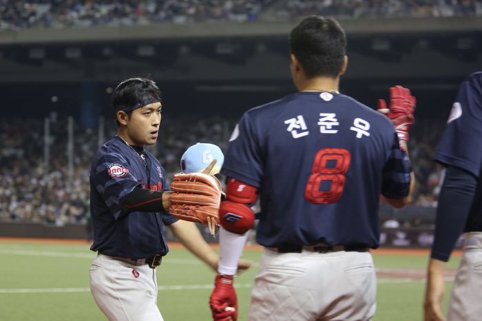 아직 봄은 이르다? 박세웅 선발→나균안 블론→정철원 데뷔→황성빈 호수비까…