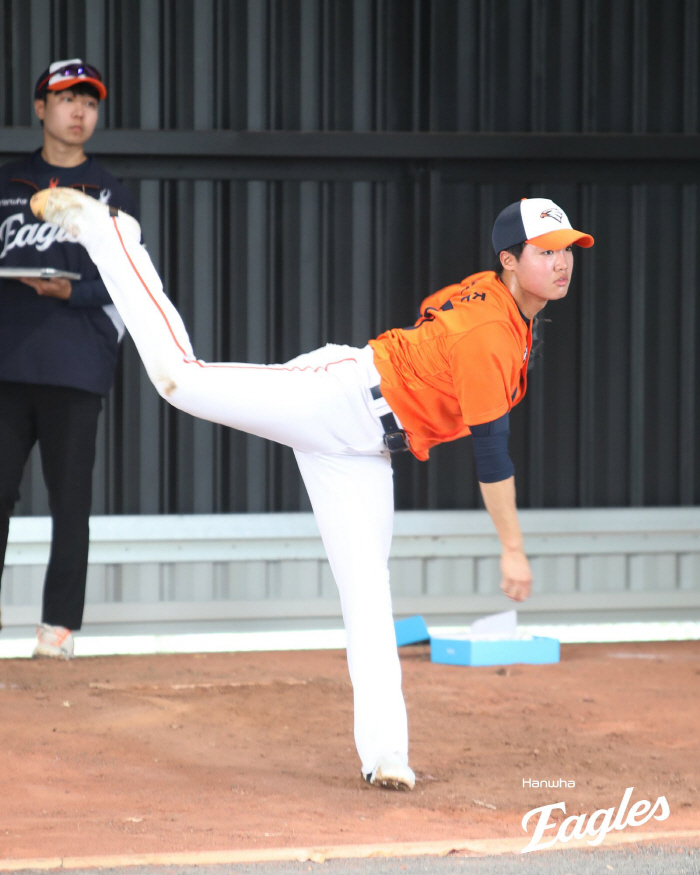 155km 괴물 신인에게 물었다..."정우주가 본 KBO 최강 직구는 누…