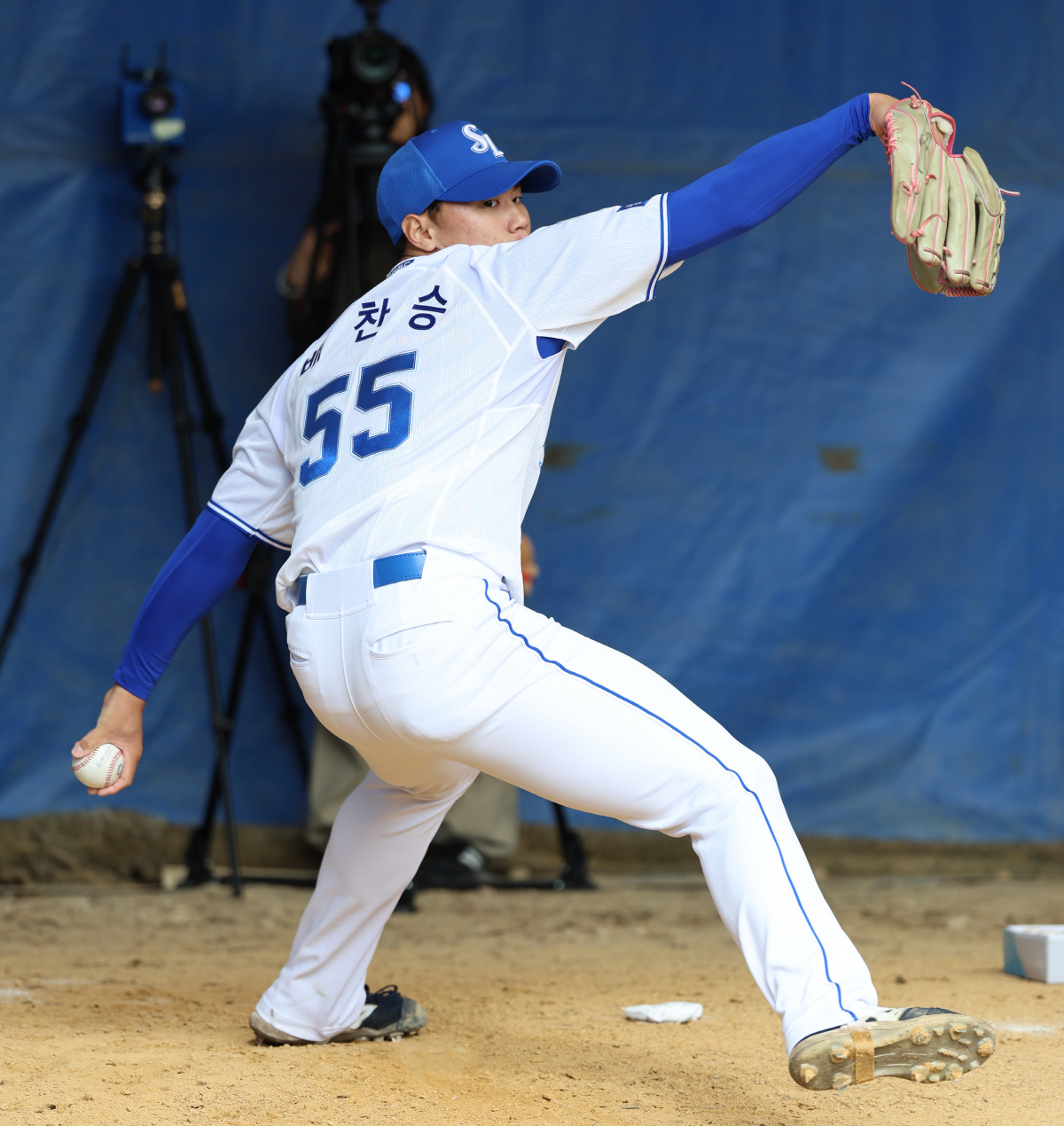 다승왕과 180SV 투수 앞에서 피칭을?…역시 슈퍼루키, '2369G 포…