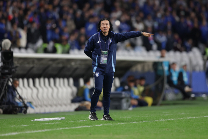 "보호되지 않은 태클 실망" 부상 조현우, CT 검사→코뼈 골절. 김판곤…