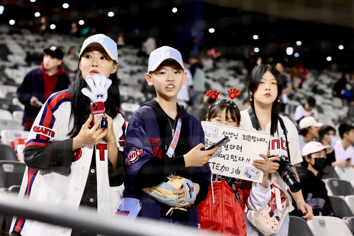 신인상 안긴 친정팀 떠나 롯데로…정철원의 첫 실전, 호쾌한 147㎞ 쾅쾅…