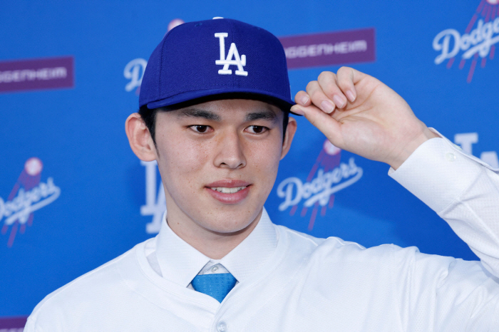 "와 이런 공 처음 봐" 日 165㎞ 괴물 마구에 감탄…커쇼까지 직관했다…