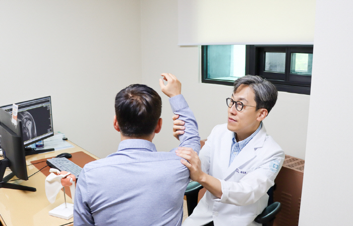 50대 이후 흔한 어깨 회전근개 파열, 치료는?