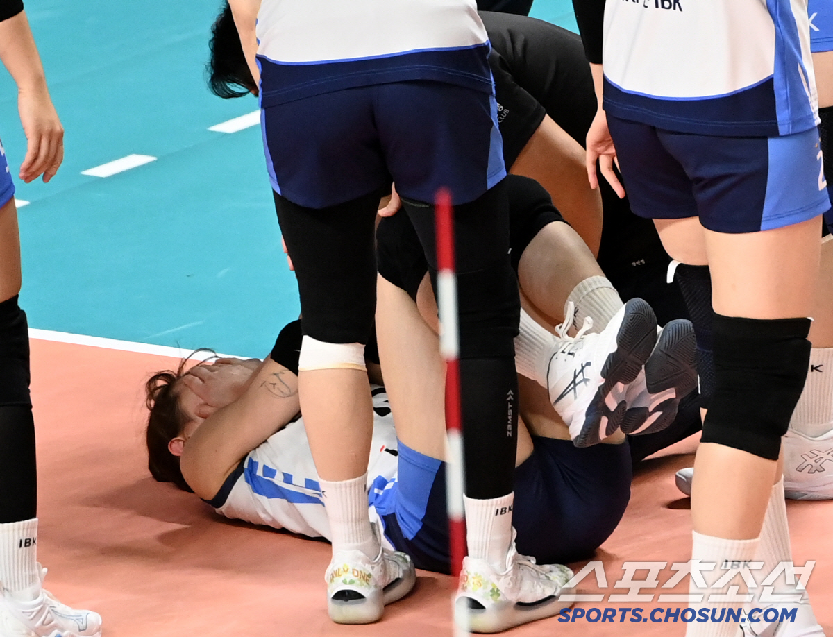 '이게 웬 날벼락!' 실바 강스파이크에 얼굴 맞은 최정민, 상상초월 고통…