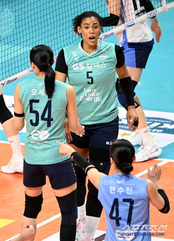 '이게 웬 날벼락!' 실바 강스파이크에 얼굴 맞은 최정민, 상상초월 고통…
