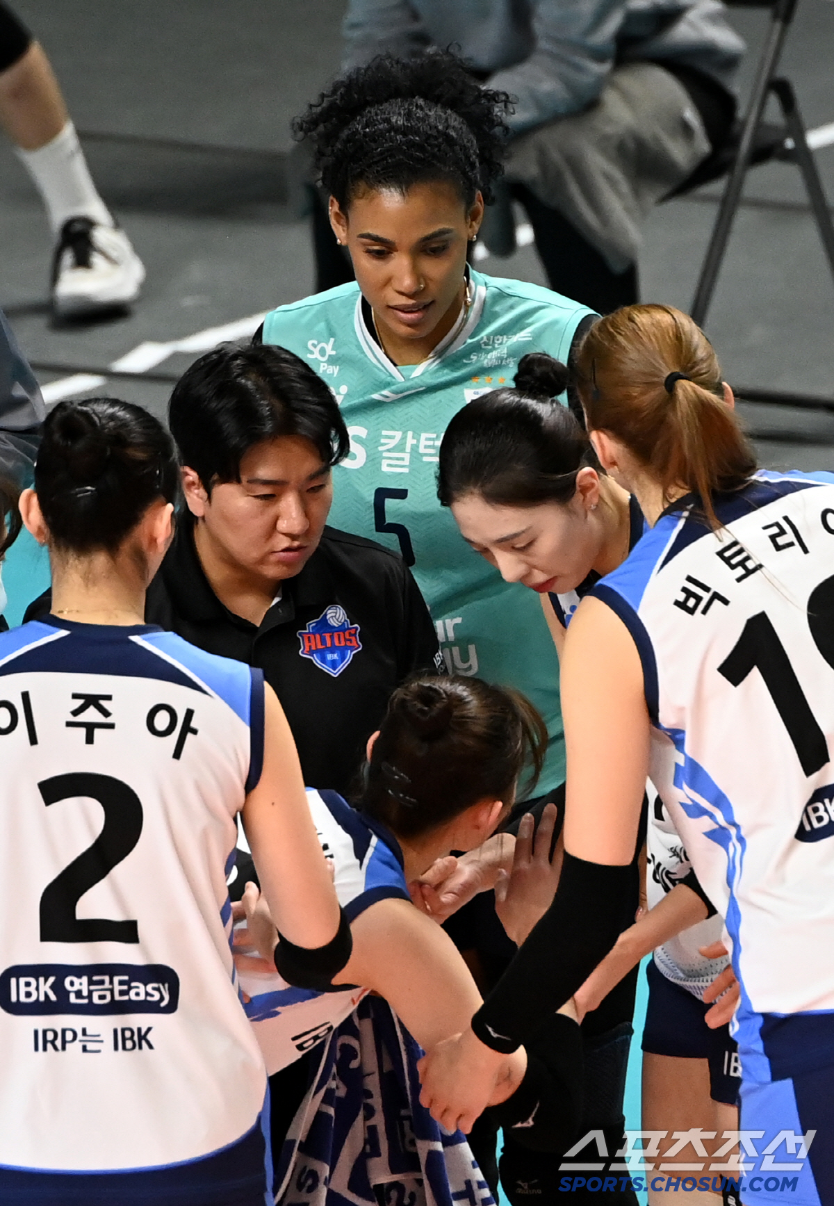 '이게 웬 날벼락!' 실바 강스파이크에 얼굴 맞은 최정민, 상상초월 고통…