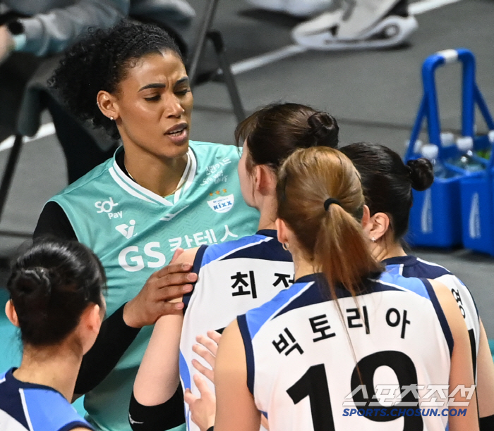 '이게 웬 날벼락!' 실바 강스파이크에 얼굴 맞은 최정민, 상상초월 고통…