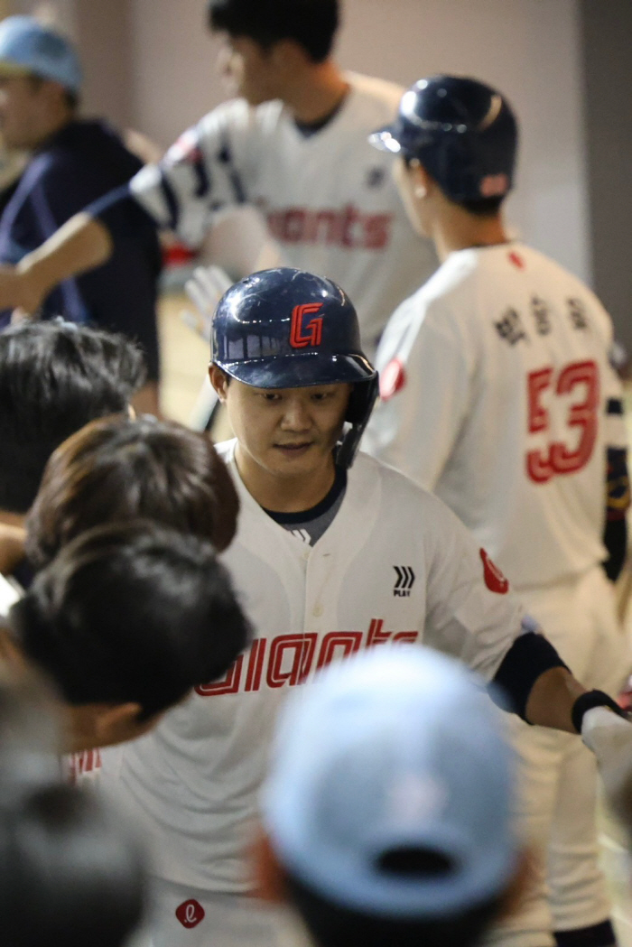 팀내 1위→20홈런 정조준! 손호영, 올해 롯데 첫 홈런 쏘아올렸다 [타…