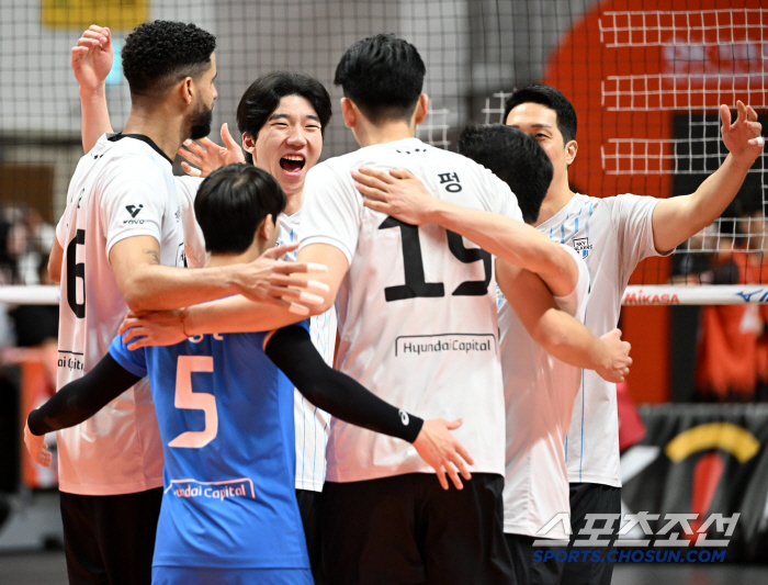 현대캐피탈, OK저축 3-0 셧아웃! 정규리그 우승 성큼 → 매직넘버 승점 7점. OK저축은 탈꼴찌 실패