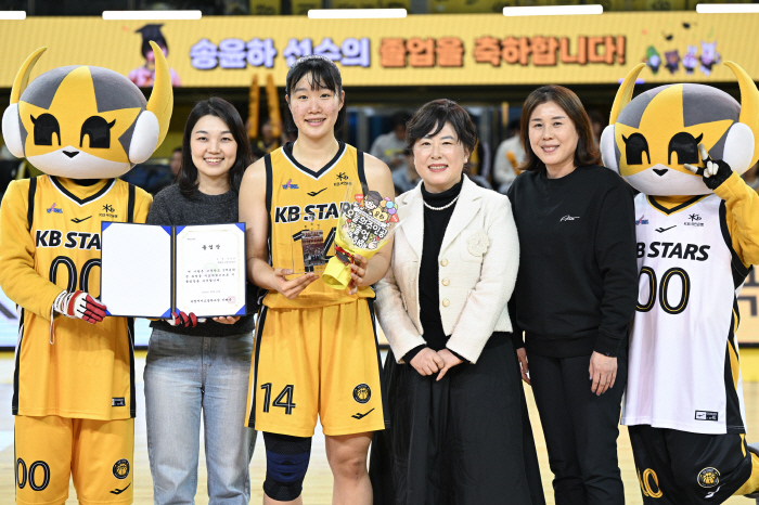KB스타즈, 자신의 잔칫날을 맹활약으로 보답한 송윤하 앞세워 단독 4위 …
