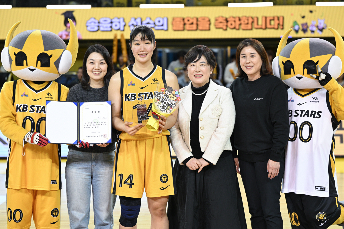 KB스타즈, 자신의 잔칫날을 맹활약으로 보답한 송윤하 앞세워 단독 4위 …