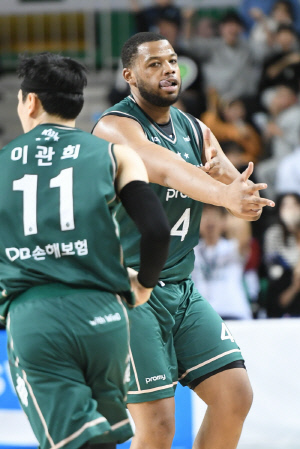 '스펠맨이 돌아왔다' 원주 DB 첫 술에 배불렀다…5연패 탈출 환호, 부산 KCC '충격 7연패'