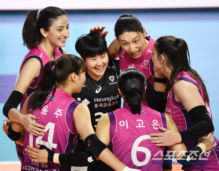 김연경-정윤주-투트쿠 어찌 막나…흥국생명, 1위 확정 거침없다 'GS칼텍스 제압→8연승' [인천 리뷰]