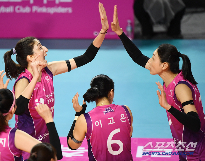 김연경-정윤주-투트쿠 어찌 막나…흥국생명, 1위 확정 거침없다 'GS칼텍…