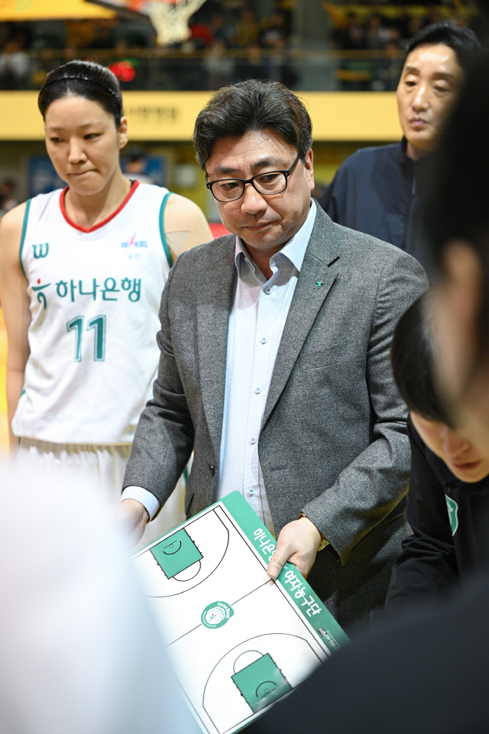 [현장인터뷰] 김도완 하나은행 감독, "선수들은 간절했지만 실력차를 못 …