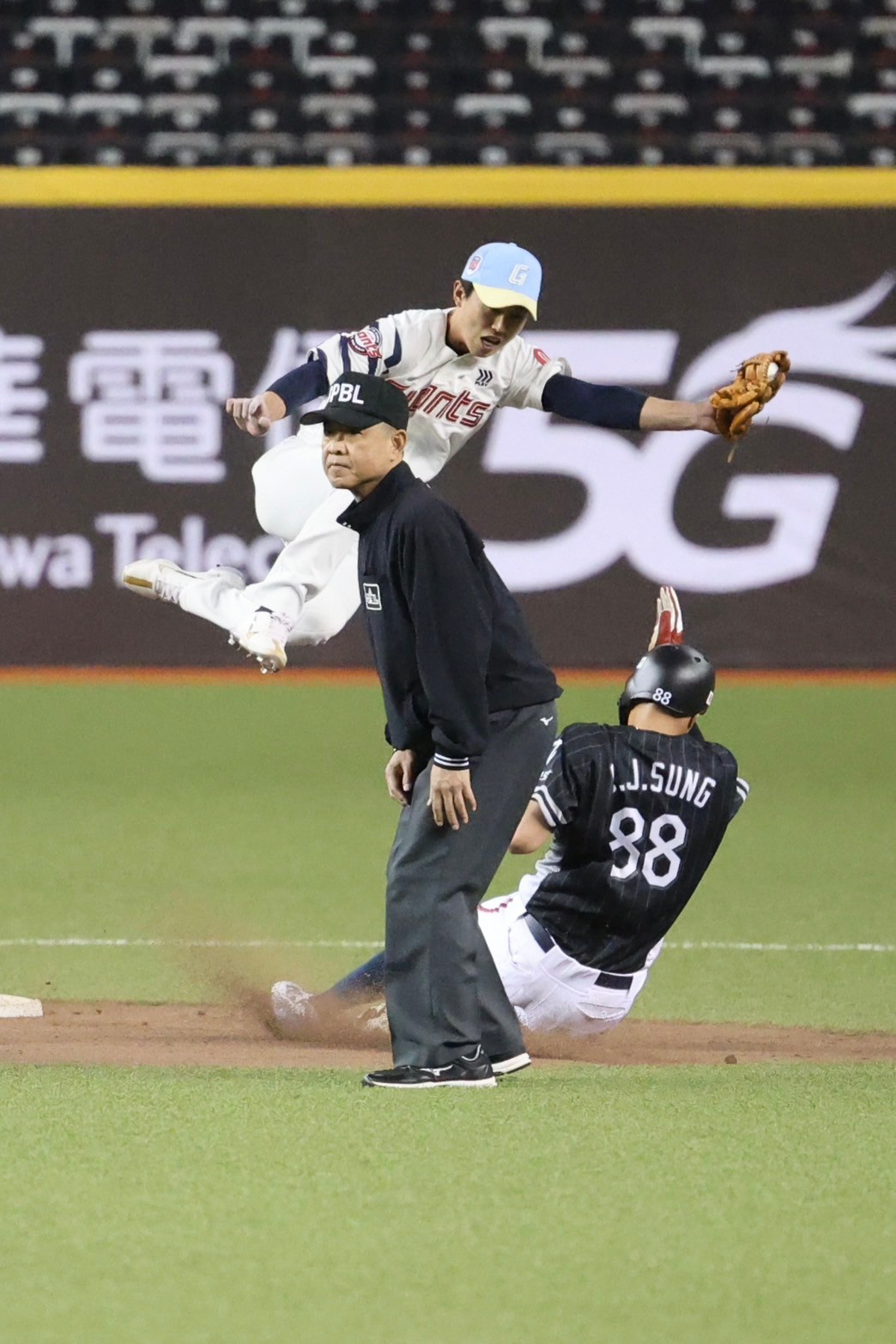 신본기 예언 적중! '김진욱 난조+2회 교체→박진 3이닝 호투→8회 결승…