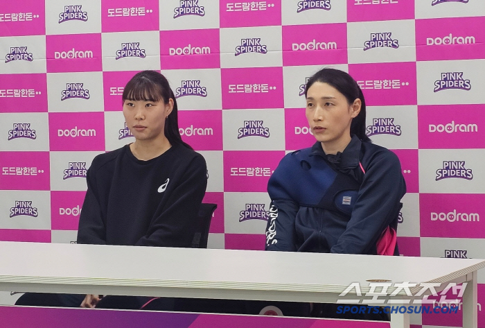 "방금 들었어요"…'롤모델' 김연경 은퇴 선언 '1열 직관', 결국 눈물 그렁