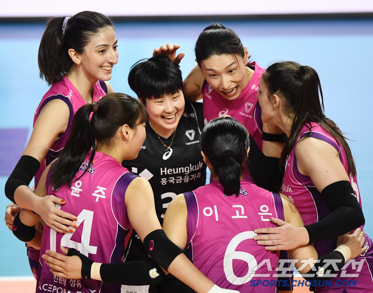"방금 들었어요"…'롤모델' 김연경 은퇴 선언 '1열 직관', 결국 눈물…